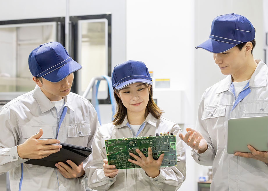 株式会社Live．から求職者の皆様へ、工場で働く人達の写真