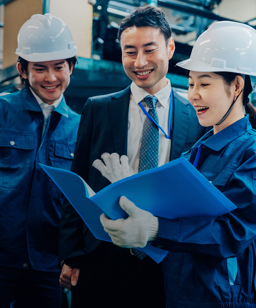 株式会社Live.のメインイメージ、工場で和やかに話す社員の写真